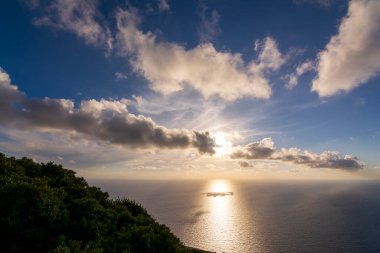Deniz üzerinde bulutlarla dramatik renkli günbatımı gökyüzü. Pylos, Yunanistan.