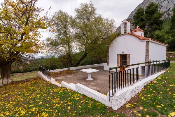 カラフルな紅葉とアッティカ アヴロナス ギリシャの小さな教会の風景 — ストック写真