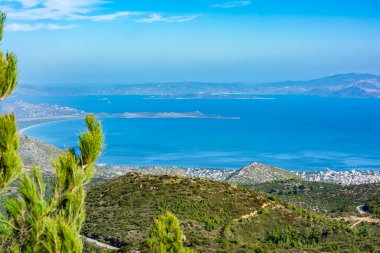 Yunanistan 'daki Atina yakınlarındaki Penteli Dağı' nın tepesinden panoramik manzara.