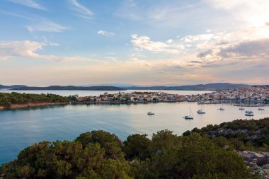Gün batımında demirli yatları ve tekneleri olan Ermioni deniz lagününün güzel manzarası. Yunanistan 'dan Seyahat.