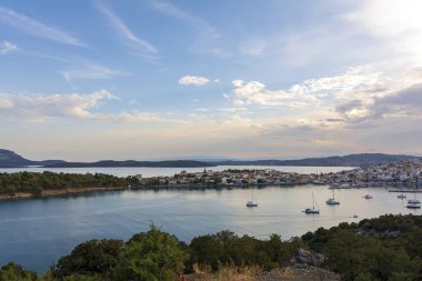 Gün batımında demirli yatları ve tekneleri olan Ermioni deniz lagününün güzel manzarası. Yunanistan 'dan Seyahat.