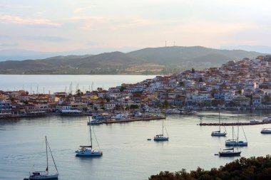 Gün batımında demirli yatları ve tekneleri olan Ermioni deniz lagününün güzel manzarası. Yunanistan 'dan Seyahat.