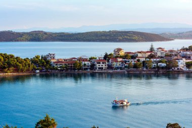 Gün batımında balıkçı teknesiyle Ermioni deniz lagününün güzel manzarası. Yunanistan 'dan Seyahat.