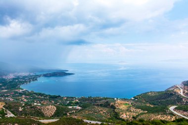 Yunanistan 'ın Mora Yarımadası' ndaki Saronik Körfezi ve Palaia Epidavros kentinin panoramik manzarası.
