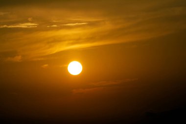 Dağların üzerinde bulutlarla dramatik renkli günbatımı gökyüzü. Penteli, Yunanistan.