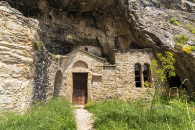 Bizans döneminden kalma kilise, Atina kenti yakınlarındaki Panteli Dağı 'nda bulunan Daveli mağarasının önüne inşa edilmiş..