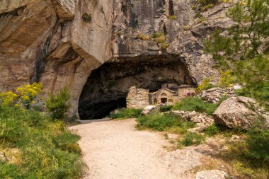 Bizans döneminden kalma kilise, Atina kenti yakınlarındaki Panteli Dağı 'nda bulunan Daveli mağarasının önüne inşa edilmiş..