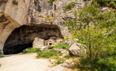 Bizans döneminden kalma kilise, Atina kenti yakınlarındaki Panteli Dağı 'nda bulunan Daveli mağarasının önüne inşa edilmiş..