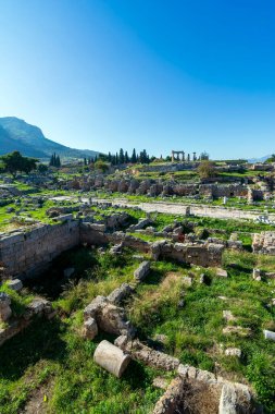 Antik Korint, Mora yarımadasındaki Apollo Tapınağı, Yunanistan. Antik Korint Yunanistan 'ın en büyük ve en önemli şehirlerinden biriydi..
