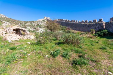 Yukarı Corinth kalesi, antik Corinth 'in akropolü, Yunanistan' ın antik Corinth kentini denetleyen tek taş..