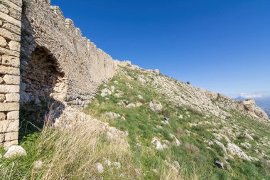Yukarı Corinth kalesi, antik Corinth 'in akropolü, Yunanistan' ın antik Corinth kentini denetleyen tek taş..