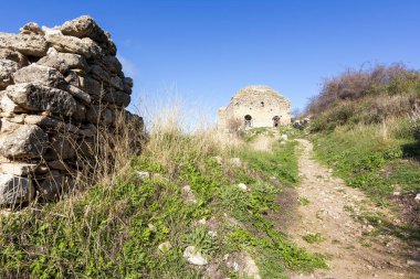 Güneşli bir günde Ortaçağ Kalesi Akrokorinth, Moreloponnese, Yunanistan.