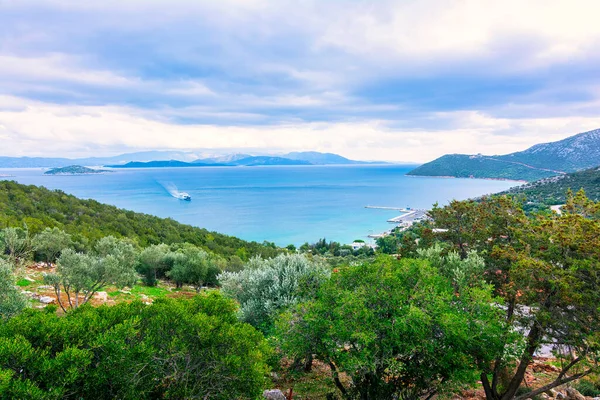 아지아 마리나는 그리스의 파노라마처럼 아름다운 풍경을 간직하고 있습니다 마리나 Agia 스톡 사진