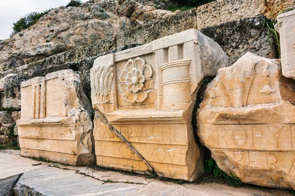 Starověké Vytesané Mramorové Trosky Archeologickém Nalezišti Eleusis Attice Řecko — Stock fotografie