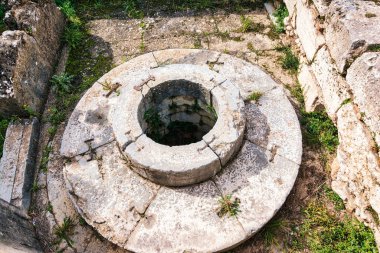 Eleusis 'in arkeolojik alanı. Tanrıça Demeter 'in Eleusis' e ilk geldiğinde dinlendiği güzel danslardan. Eleusinian kadınları onun onuruna dans ettiler. Attica, Yunanistan.