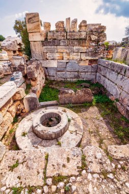 Eleusis 'in arkeolojik alanı. Tanrıça Demeter 'in Eleusis' e ilk geldiğinde dinlendiği güzel danslardan. Eleusinian kadınları onun onuruna dans ettiler. Attica, Yunanistan.