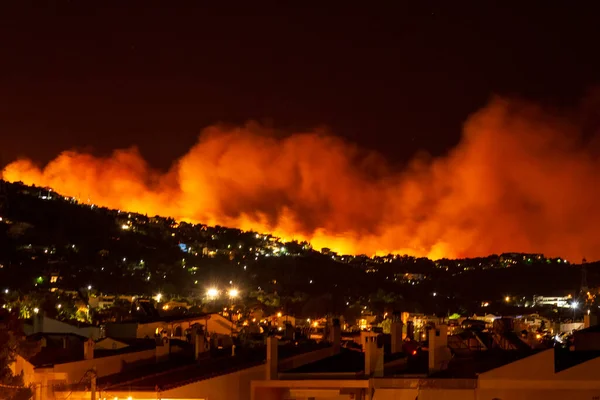 夜の森の火山の中の森の木を燃やす山火事は人間によって引き起こされます ペンテリ ギリシャ ロイヤリティフリーのストック写真