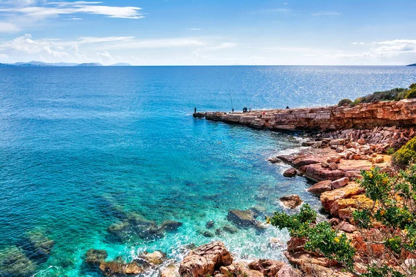 Mensen Vissen Een Rotsachtig Strand Het Oosten Van Attica Griekenland — Stockfoto