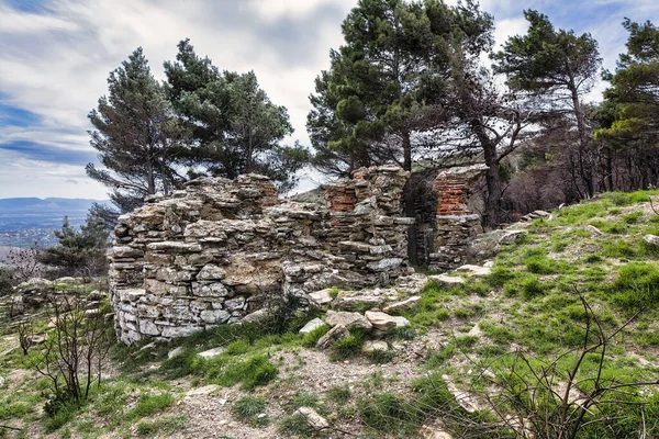 Yunanistan Attica Kentindeki Penteli Dağı Nda Gizlenmiş Frankish Kilisesi Kalıntıları — Stok fotoğraf
