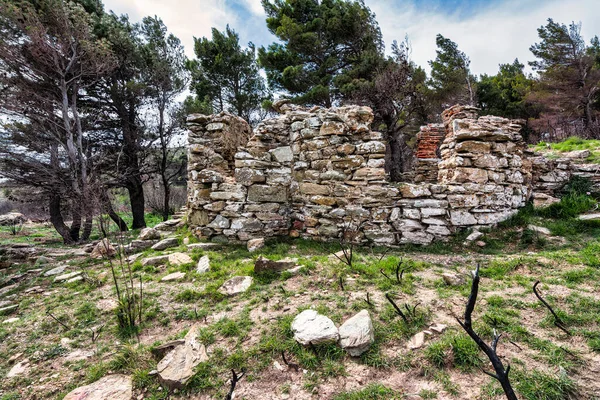 富兰克林教堂的废墟隐藏在希腊阿提卡的彭泰利山上 教堂一定是与粗糙的石墙交叉成正方形 — 图库照片