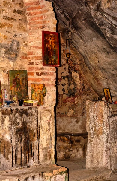 그리스 아테네 2023 그리스 아테네 북쪽에 벨리스 동굴에 둘러싸인 수도원 — 스톡 사진