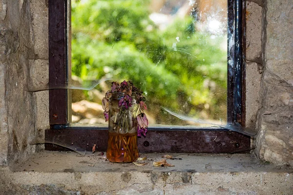 Wilted Flowers Old Glass Wazon Old Church Davelis Cave Penteli — Zdjęcie stockowe