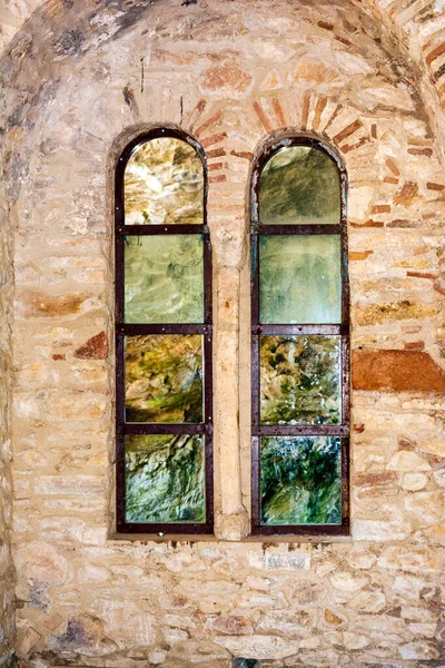 Ateny Grecja Marca 2023 Okna Wewnątrz Klasztoru Zamknięte Jaskinią Davelisa — Zdjęcie stockowe