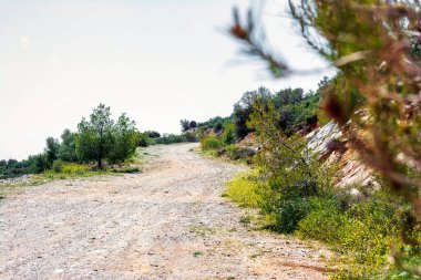 Yunanistan 'ın Attica kentinde bulutlu bir günde Penteli dağ yolu.