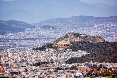 Atina Panoraması, Hymettus Dağı 'ndan Lycabettus Dağı manzarası. Eski ve modern Yunan evleriyle Atina şehri. Seyahat kavramı.