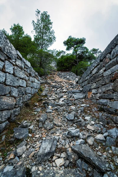 希腊阿提卡一个废弃的彭泰利大理石采石场的一部分 彭泰利是一座山 位于雅典以北18公里 为建造帕台农神庙提供了石料 — 图库照片