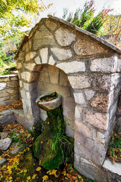 希腊彭泰利山上一个有淡水的古老传统石制水龙头 — 图库照片
