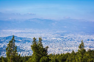 Atina, Hymettus Dağı 'ndan bulutlu şehir manzarası. Yunanistan.