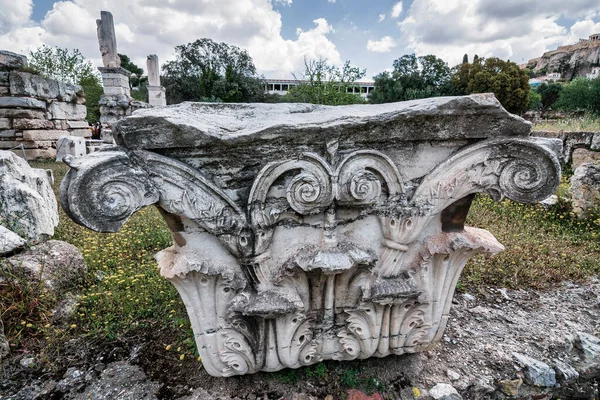 Nahaufnahme Einer Wunderschönen Korinthischen Säule Die Sich Zwischen Den Ruinen — Stockfoto