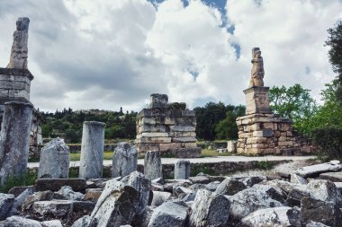 Yunanistan 'ın Atina Antik Agora kentindeki Agrippa heykellerinin Odeon' u. Antik Yunan agorasının en bilinen örneğidir..