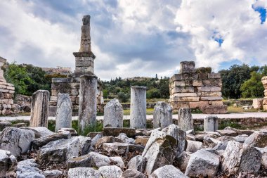 Yunanistan 'ın Atina Antik Agora kentindeki Agrippa heykellerinin Odeon' u. Antik Yunan agorasının en bilinen örneğidir..