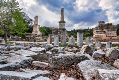 Yunanistan 'ın Atina Antik Agora kentindeki Agrippa heykellerinin Odeon' u. Antik Yunan agorasının en bilinen örneğidir..