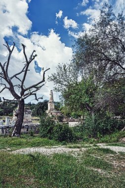 Yunanistan 'ın Atina Antik Agora kentindeki Agrippa heykellerinin Odeon' u. Antik Yunan agorasının en bilinen örneğidir..