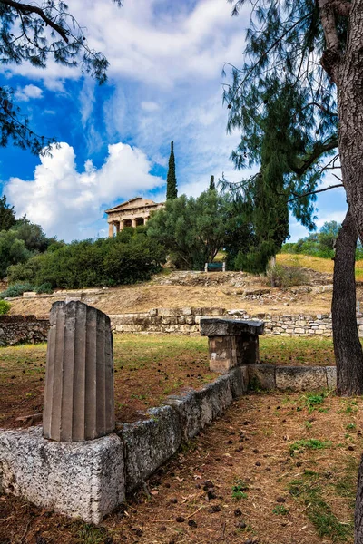 古代アゴラ アテネ ギリシャのヘファエストゥス神殿のリモートビュー ヘファエストゥス神殿はギリシャで最も保存状態の良い古代の神殿である 古代の神ヘファエストゥスに捧げられた — ストック写真