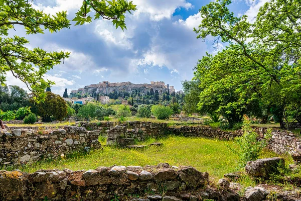 从古希腊雅典的阿戈拉看雅典卫城 希腊古典建筑的废墟 多云的一天 — 图库照片