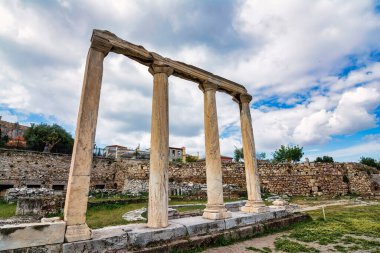 Yunanistan, Atina 'daki Hadrian Kütüphanesi' nin kalıntıları. Hadrian Kütüphanesi, MS 132 yılında Atina Akropolünün kuzey tarafında Roma İmparatoru Hadrian tarafından kuruldu..
