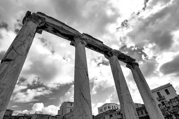 ギリシャアテネのハドリアヌス図書館跡 ハドリアヌスの図書館は紀元132年にローマ皇帝ハドリアヌスによってアテネのアクロポリスの北側に建設された — ストック写真