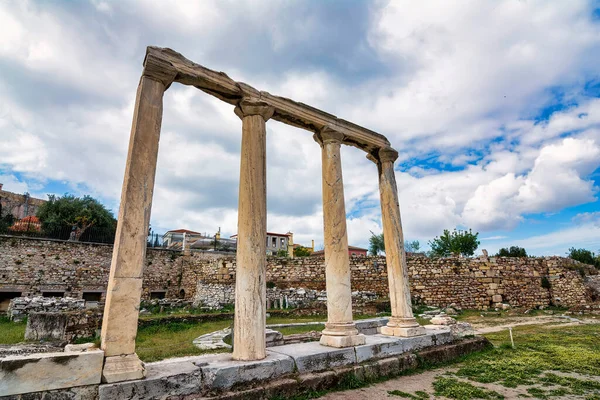 ギリシャアテネのハドリアヌス図書館跡 ハドリアヌスの図書館は紀元132年にローマ皇帝ハドリアヌスによってアテネのアクロポリスの北側に建設された — ストック写真