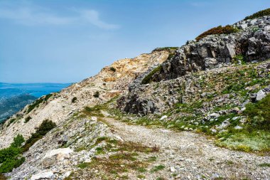 Yunanistan 'ın başkenti Atina' nın kuzeyindeki bir dağ olan Penteli 'deki sert taşlı yüksek dağ patikası.