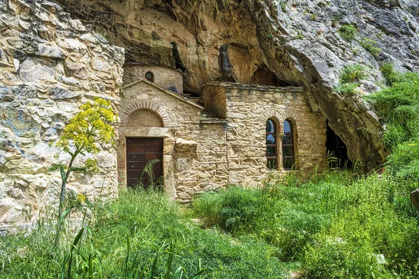 그리스 아테네의 북쪽에 겔리스 동굴로 둘러싸인 정교회 수도원 — 스톡 사진
