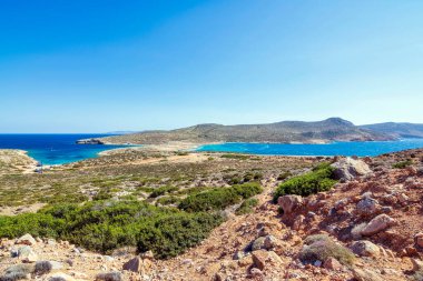 Tenda Beach, Girit, Yunanistan. Tenda Girit 'in en kuzeydoğu yakasında bulunan uzak bir kayalık bölgedir..