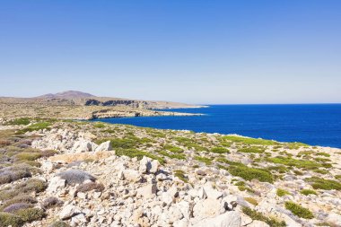 Kuzeydoğu Girit 'te dağları olan güzel mavi deniz manzarası. Yaz arkaplanı.