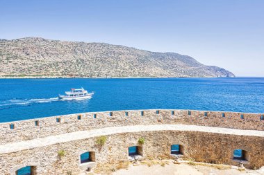 Eski Venedik Kalesi Spinalonga 'nın manzarası. 1957 yılına kadar cüzzamlı istasyonu olarak kullanıldı, şimdiyse popüler bir turizm merkezi. Girit, Yunanistan.