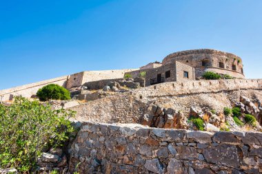 Spinalonga kalesinin yuvarlak kulesi. Girit, Yunanistan. 1957 'ye kadar cüzzamlı istasyonu olarak kullanıldı, şimdi popüler bir turizm merkezi..