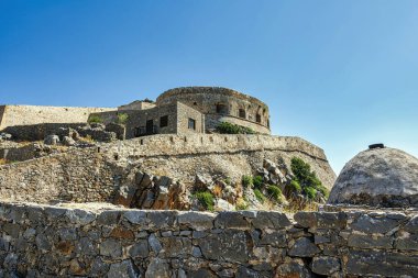 Spinalonga kalesinin yuvarlak kulesi. Girit, Yunanistan. 1957 'ye kadar cüzzamlı istasyonu olarak kullanıldı, şimdi popüler bir turizm merkezi..