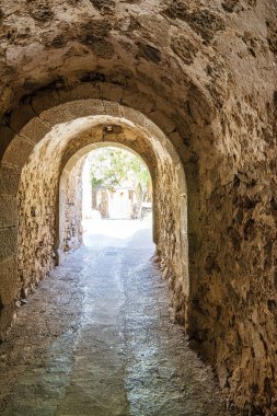 Yunanistan 'ın Girit kentindeki Elounda Körfezi' ndeki Spinalonga adasındaki kaledeki binalar. Burada cüzzamlılar vardı, Hansen hastalığı olan insanlar..
